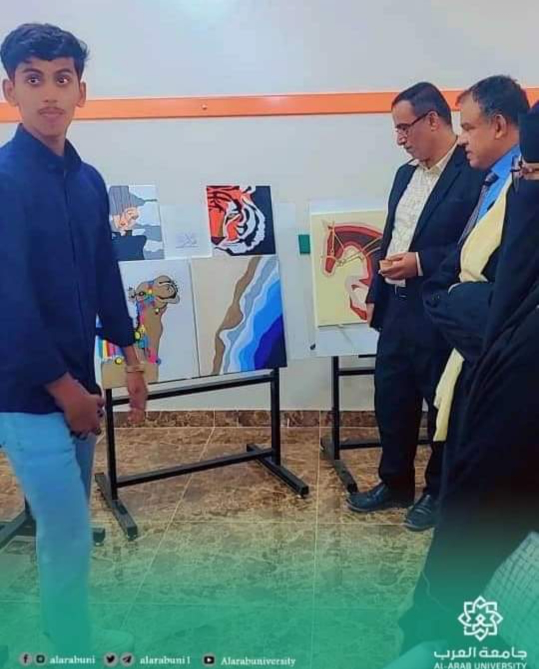 رئيس الجامعة يفتتح المعرض الفني الأول بكلية الهندسة وتقنية المعلومات
