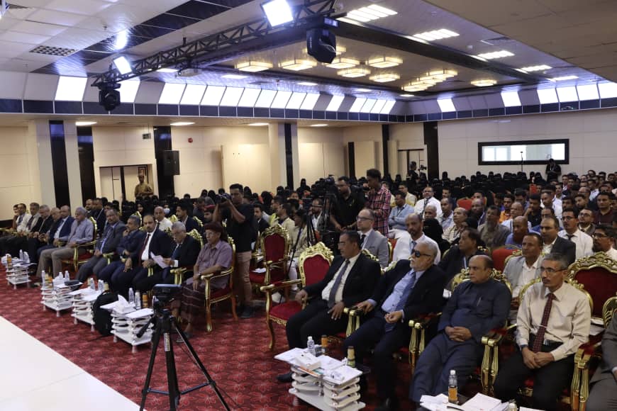 محافظ حضرموت يدشن المؤتمر الدولي الأول لكلية طب الأسنان بجامعة العرب