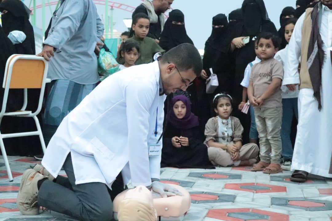 طلاب جامعة العرب ينفذون مبادرة مجانية صحية وتوعوية في ملاهي بن هلابي
