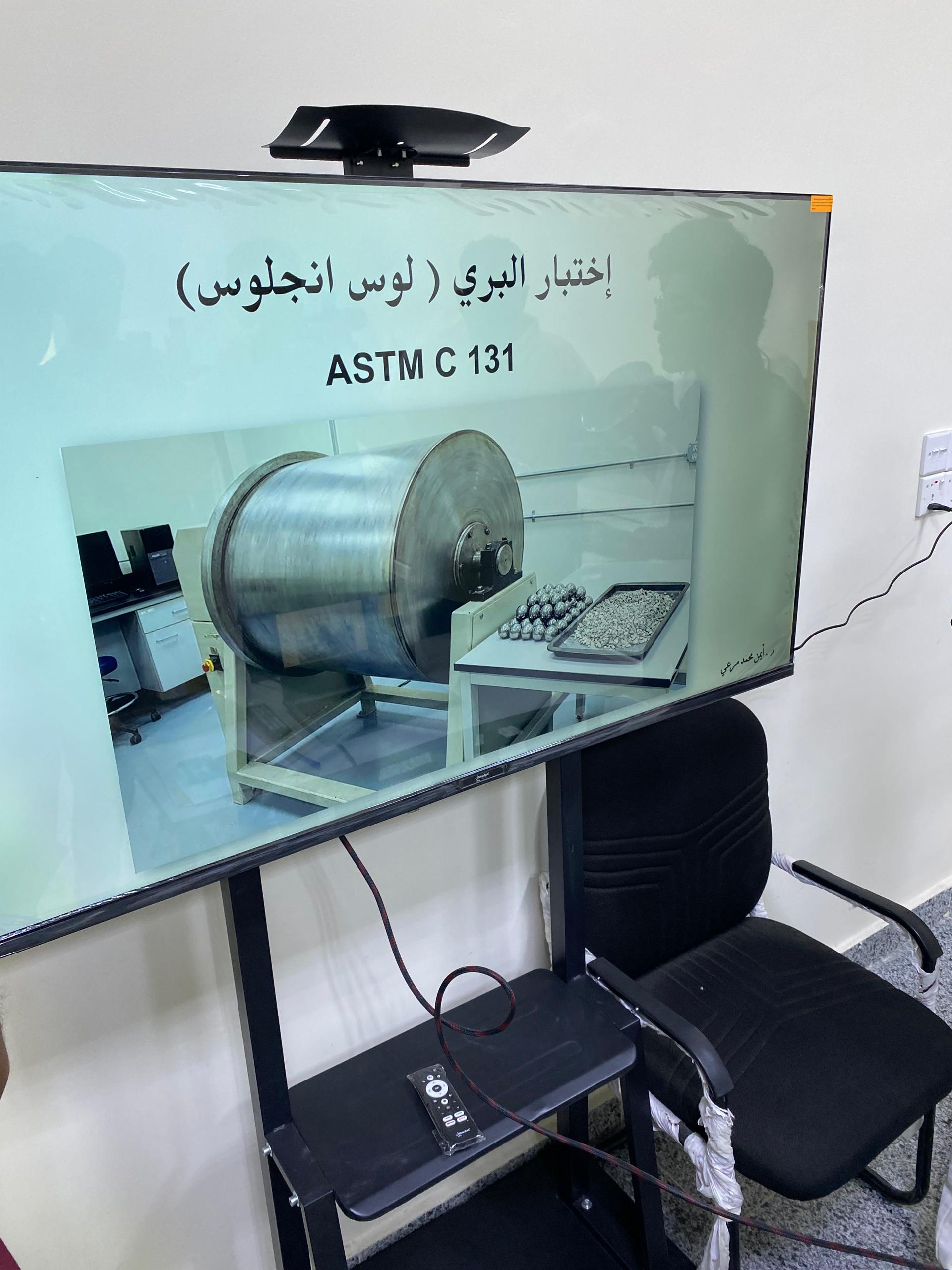 طلاب قسم الهندسة المدنية ينفذون تجارب مخبرية داخل مختبرات القسم