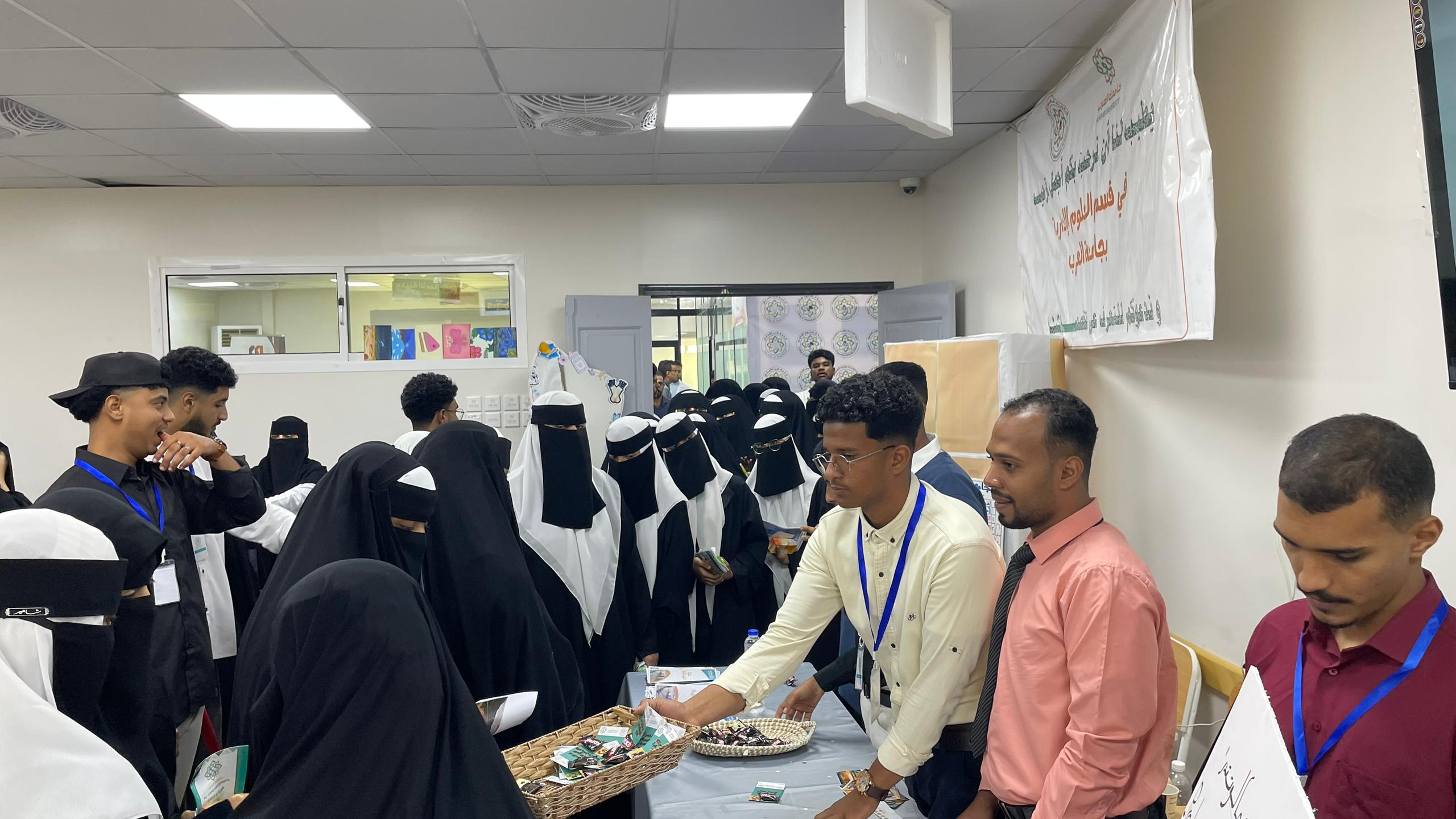 إقبال طلابي واسع في اليوم الثاني للمعرض العلمي ضمن فعاليات أسبوع الجودة بجامعة العرب