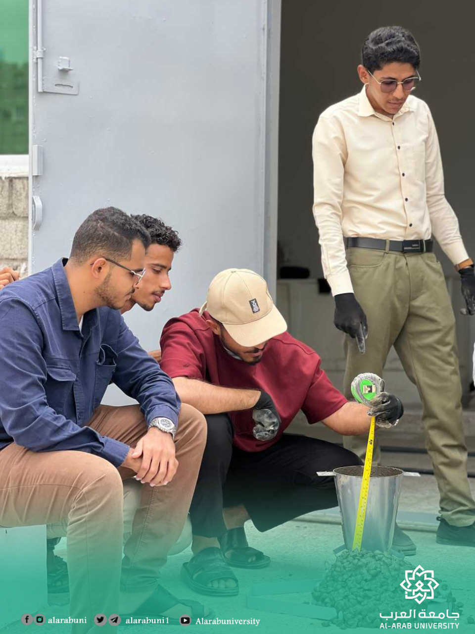 🏗️✨ الهندسة المدنية… علمٌ يُبنى بالتجربة قبل أن يُرسم على الورقفي قسم الهندسة المدنية – كلية الهندسة، لا يقتصر التعلم على القاعات الدراسية فقط، بل ينتقل الطلاب إلى مختبر الخرسانة ومواد البناء لخوض تجارب عملية متكاملة تحاكي الواقع الهندسي الحقيقي.